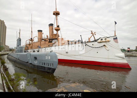 Die USS Becuna ss-319 und die USS Olympia sind im Museumsdock Philadelphia USA des Unabhängigkeits-Seehafens ausgestellt Stockfoto