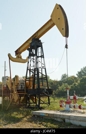 Bohrschwengels Pumpen Öl in Ausläufern des Caucasus mountain Stockfoto