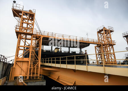 Eisenbahn-Rampe für industrielle RoRo-Schiffe laden. Varna Schiene Fähre Komplex, Bulgarien Stockfoto