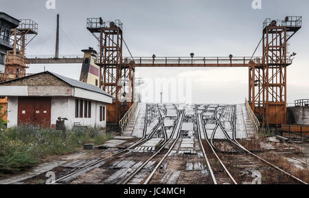 Offene Bahn Rampe für industrielle RoRo-Schiffe laden. Varna Schiene Fähre Komplex, Bulgarien Stockfoto