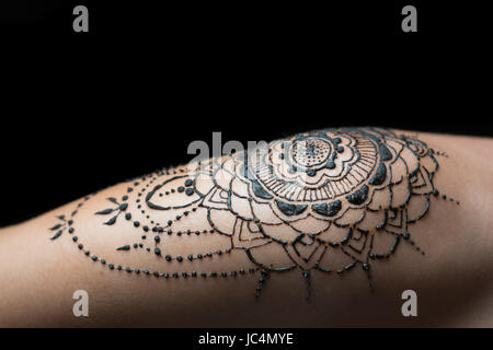 Closeup, Henna-Tattoo auf Schulter Frau frisch gemacht Stockfoto