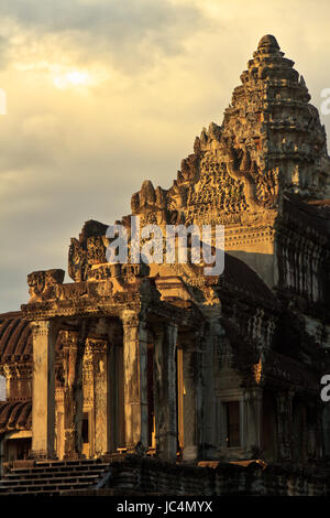 Am frühen Morgen in Angkor Wat, Cambodia.Angkor Wat ist eine Tempelanlage in Kambodscha und das größte religiöse Bauwerk der Welt. Es entstand durch die K Stockfoto