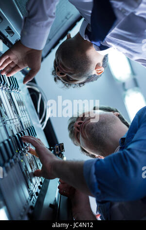 Angenehme schöne Ingenieure arbeiten im Rechenzentrum Stockfoto