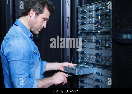 Schöne professionelle Techniker installieren des Blade-Servers Stockfoto