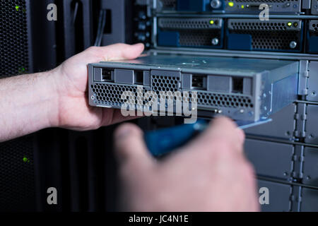 Blade-Server durch einen Fachmann statt Stockfoto