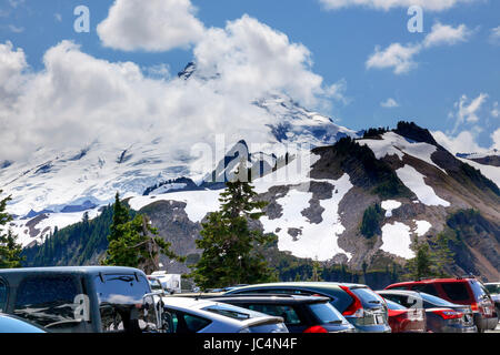 Mount Baker von Künstler-Point mit Parkplatz mit Autos Snow Mountain Washington Pacific Northwest Stockfoto