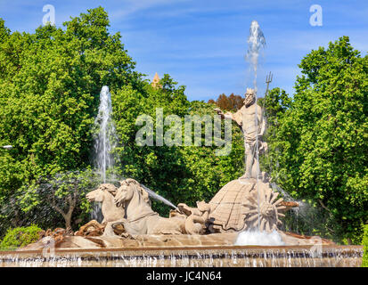 Neptun mit Dreizack Schlange im Chariot, römischen Gott, Statue Brunnen Fuento de Neptuno Plaza Canovas del Castillo Madrid Spanien.  Neptun-Statue entworfen im Jahre 1780 von Ventura Rodriguez im Rahmen des Carolos III, Madrid, Spanien zu verschönern. Stockfoto