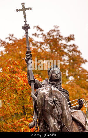 Königin Isabella von Kastilien Statue in Granada 1492 Paseo De La elektrischen Madrid Spanien Reiten ein Pferd marschieren.  Statue aus Bronze und Stein durch Manuel Oms y Canet 1883. Stockfoto