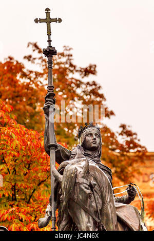 Königin Isabella von Kastilien Statue in Granada 1492 Paseo De La elektrischen Madrid Spanien Reiten ein Pferd marschieren.  Statue aus Bronze und Stein durch Manuel Oms y Canet 1883. Stockfoto