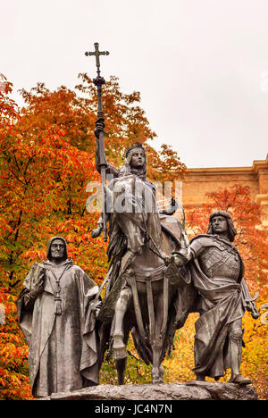 Königin Isabella von Kastilien Statue Reiten ein Pferd marschieren in Granada 1492 mit Kardinal Mendoza und Gonzalo de Cordoba Paseo De La elektrischen Madrid Spanien.  Statue aus Bronze und Stein durch Manuel Oms y Canet 1883. Stockfoto