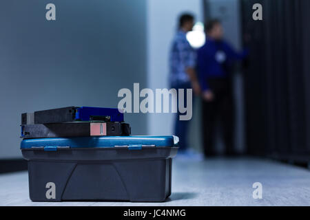 Kleine schwarze Box mit Blade-Servern drauf liegen Stockfoto