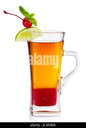 Glas heiße Früchtetee mit frischer Minze, Limette und Cherry Berry isoliert auf weiss Stockfoto