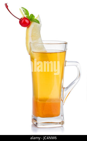 Glas heiße Früchtetee mit frischer Minze, Zitrone und Cherry berry isoliert auf weiss Stockfoto