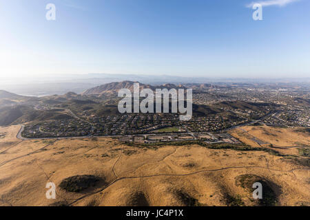 Luftbild von Thousand Oaks und Newbury Park in Ventura County, Kalifornien. Stockfoto