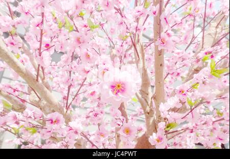 Künstliche Sakura Blumen oder Kirschblüten im japanischen Stil für Haus und Gebäude Dekoration ohne die Pflege. Vintage Farbe getönt. Stockfoto