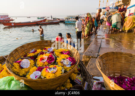 Deepaks, ein wenig schwimmen Angebote mit Blumen und Kerzen am heiligen Fluss Ganges Dashashwamedh Ghat, Main Ghat verkauft, in der Vorstadt Godowlia Stockfoto