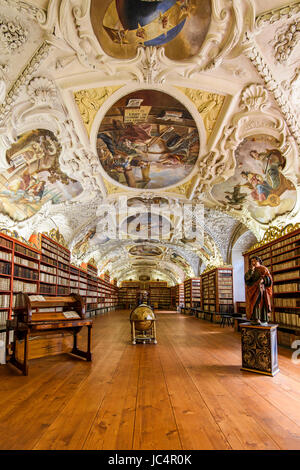 Der theologische Saal mit Bibliothek und Stuck Dekor und Gemälde datiert vom 1720 s, Kloster Strahov, Prag, Böhmen, Tschechische Republik Stockfoto