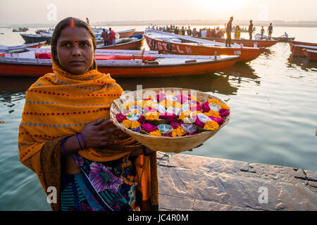 Deepaks, ein wenig schwimmen Angebote mit Blumen und Kerzen am heiligen Fluss Ganges Dashashwamedh Ghat, Main Ghat verkauft, in der Vorstadt Godowlia Stockfoto