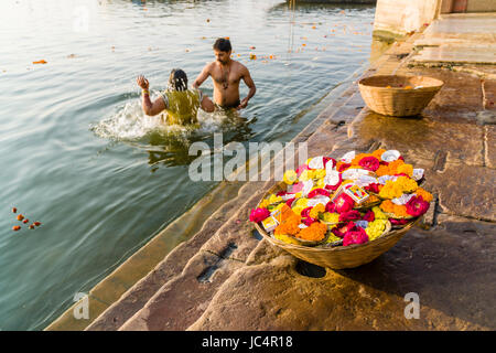 Deepaks, ein wenig schwimmen Angebote mit Blumen und Kerzen am heiligen Fluss Ganges Dashashwamedh Ghat, Main Ghat verkauft, in der Vorstadt Godowlia Stockfoto