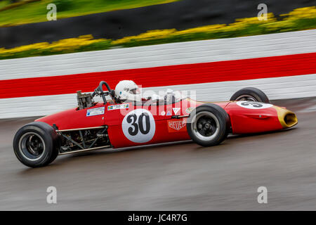 1970 Brabham-Ford BT28 mit Fahrer Clas Muller während der Derek Bell Cup Rennen in Goodwood GRRC 75. Mitgliederversammlung, Sussex, UK Stockfoto