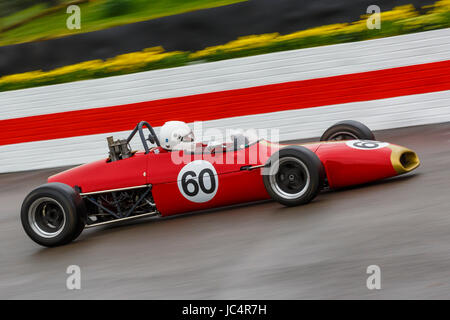 Brabham-Ford BT28 1970 mit Fahrer Tim Kary während der Derek Bell Cup Rennen in Goodwood GRRC 75. Mitgliederversammlung, Sussex, UK. Stockfoto