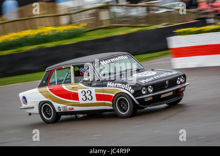 1975 Triumph Dolomite Sprint mit Fahrer Ken Clarke im Gerry Marshall Trophy Rennen in Goodwood GRRC 75. Mitgliederversammlung, Sussex, UK. Stockfoto