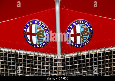 Alfa Romeo Twin Motorhaube Abzeichen auf historischen Racer Garagenwagen im Fahrerlager des Goodwood GRRC 75. Mitgliederversammlung, Sussex, UK. Stockfoto