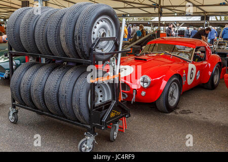 1965 AC Cobra im Fahrerlager mit Reifen trolly in Vorbereitung für das Graham Hill Trophy Rennen in Goodwood GRRC 75. Mitgliederversammlung, Sussex, UK. Stockfoto