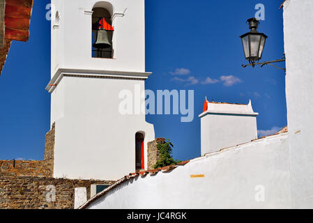 Glockenturm, Schornstein und Straßenleuchte mit blauem Himmel weiß gewaschen Stockfoto