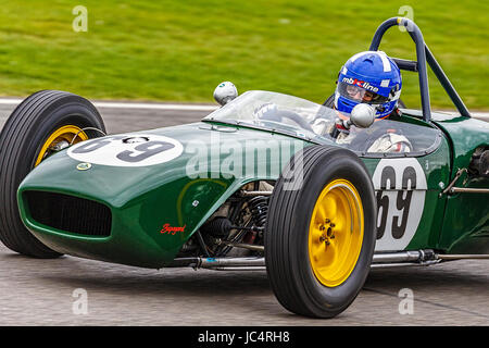 1960 Lotus-Climax 18 mit Fahrer Andrea Guarino während der Brabham-Trophy Rennen in Goodwood GRRC 75. Mitgliederversammlung, Sussex, UK. Stockfoto