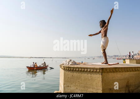 Ein sadhu, heiliger Mann, tanzt auf einer Plattform am heiligen Fluss Ganges Meer Ghat im Vorort godowlia Stockfoto