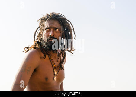 Porträt eines Sadhu, Heiliger Mann, auf einer Plattform am heiligen Fluss Ganges Meer Ghat im Vorort godowlia Stockfoto