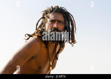 Porträt eines Sadhu, Heiliger Mann, auf einer Plattform am heiligen Fluss Ganges Meer Ghat im Vorort godowlia Stockfoto