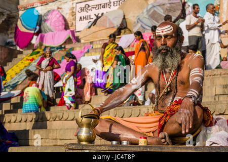 Porträt eines Sadhu, Heiliger Mann, auf einer Plattform am heiligen Fluss Ganges dashashwamedh Ghat sitzen, main Ghat, in der Vorstadt godowlia Stockfoto