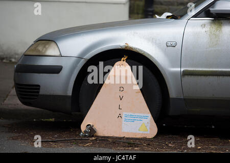 DVLA Auto Klammer auf ein altes Auto in Cardiff, Wales, Vereinigtes Königreich. Stockfoto