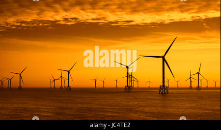 Windkraftanlagen für den Windpark Thorntonbank, Offshore-Windpark vor der belgischen Küste in der Nordsee bei Sonnenuntergang Stockfoto