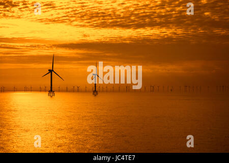 Windkraftanlagen für den Windpark Thorntonbank, Offshore-Windpark vor der belgischen Küste in der Nordsee bei Sonnenuntergang Stockfoto