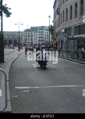 London UK-Juni 11 2017:Riders in die 2017 OVO Energie Frauen Tour entlang dem Strand, in der Nähe von Charing Cross Station zu beschleunigen Stockfoto