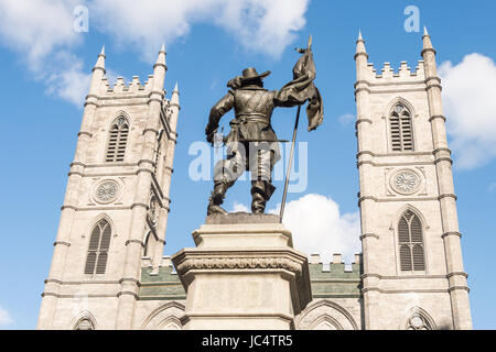 Montreal, Kanada - 9. Juni 2017: Basilika Notre-Dame und Maisonneuve Denkmal Stockfoto