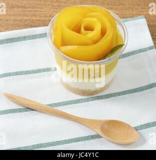 Mango-Käsekuchen, ein süßes Dessert bestehend aus Frischkäse, Kekse Kruste oder Cookies Kruste und reife Mango. Stockfoto