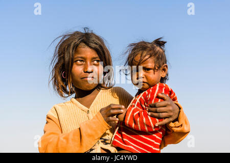 Porträts von zwei Kindern, betteln, am heiligen Fluss Ganges lalita Ghat im Vorort godowlia Stockfoto