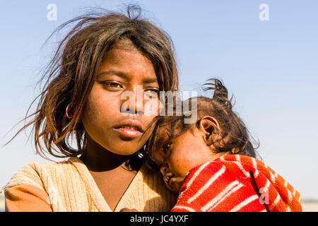 Porträts von zwei Kindern, betteln, am heiligen Fluss Ganges lalita Ghat im Vorort godowlia Stockfoto