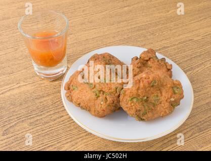 Küche und Essen, Thai traditionelle gebratener Fisch Kuchen mit süßen würzigen Soße serviert. Stockfoto