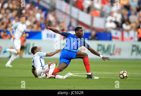 Englands Raheem Sterling (links) und Frankreichs Paul Pogba Kampf um den Ball während der internationale Freundschaftsspiele im Stade de France, Paris. Stockfoto