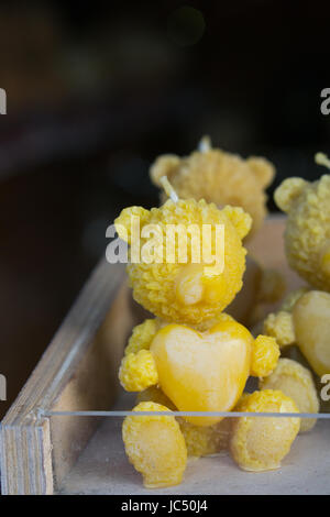 dekorative Kerzen in Form eines Bären mit Herz. tolles Geschenk zum Valentinstag Stockfoto