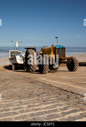 Krabben Sie-Boote und Traktoren, Cromer, Norfolk, Großbritannien Stockfoto