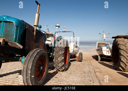 Krabben Sie-Boote und Traktoren, Cromer, Norfolk, Großbritannien Stockfoto