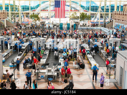 Beschäftigt TSA-Sicherheitskontrolle am Flughafen von Denver, Colorado. Stockfoto