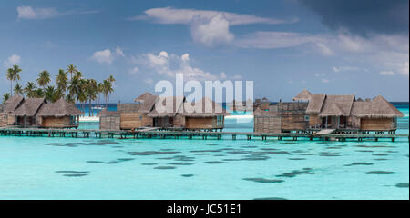 Panoramablick über Villen und die blaue Lagune auf Gili Lankanfushi Island, Malediven Stockfoto