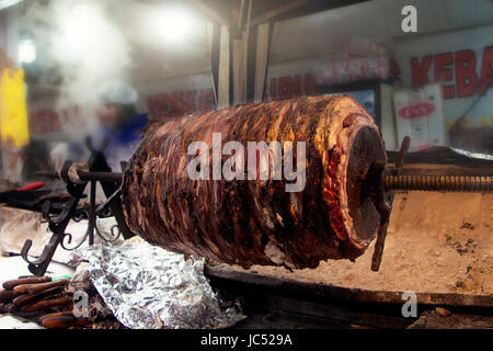 Während Cag Kebab vorbereitet wird. CAG ist eine Art von Kebab Kind oder Lamm Fleisch gemacht. Das Kuh-Kebab wird vorbereitet, indem man eine bereits erfahrene Fleisch Flasche über einem Holzfeuer. Dieser Name wird genannt, weil es serviert wird, mit Flaschen Käfige genannt. Heute wird es in vielen Teilen der Türkei konsumiert. Stockfoto